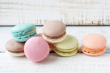 kek macarons ahşap arka plan üzerinde
