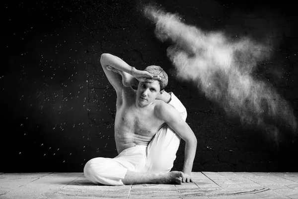 Karanlık bir odada beyaz bulutu Yoga yapan bir erkek. Enerji kavramı. 