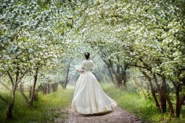 Apple sokakta sabahın erken saatlerinde beyaz elbiseli kız onu geri ile standları ve çiçekler için elini uzatır