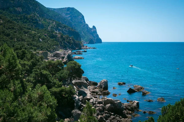 Costa da Crimeia em um dia ensolarado, costa rochosa e mar azul Imagem De Stock