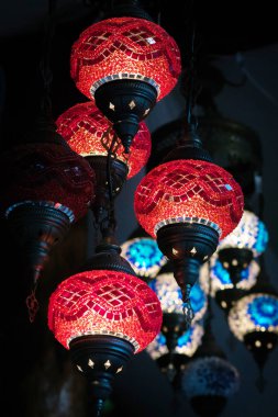 koyu arka plan üzerinde kırmızı Türk mozaik lambalar