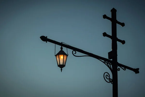 Vintage Gatan Lykta Mot Mörk Himmel — Stockfoto