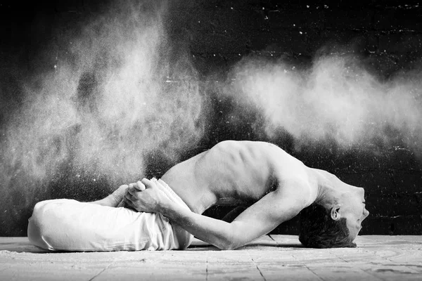 Man Doing Yoga White Cloud Dust Dark Room Concept Energy — Stock Photo, Image