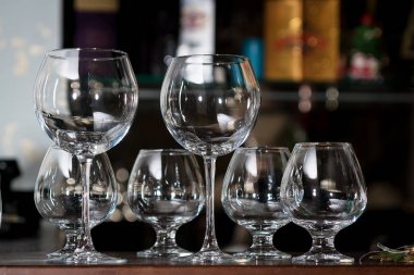boş şarap bardakları ve brendi bar standı