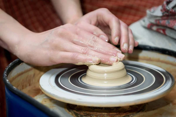 Mãos Das Mulheres Fazem Cerâmica Fecho Roda Potter — Fotografia de Stock