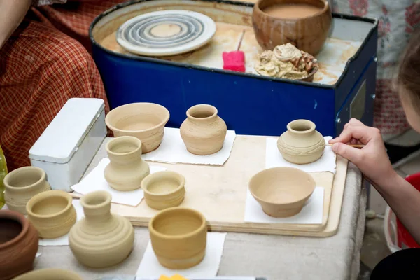 Seramik vazo ve Potter's tekerlek üzerinde yapılan tencere prosedürü içinde Kuru