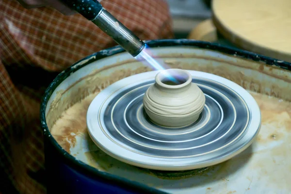 Burning clay vase on the Potter's wheel gas burner — Stock Photo, Image