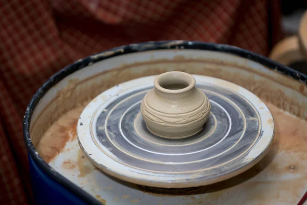 Vase en argile sur une roue de potier — Photo