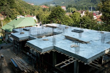 dağlarda, köyde bir ev inşa inşaat. Beton levha ve inşaat demiri inşaat sahasında