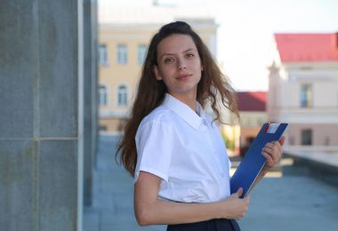 Eller, üniversite öğrencisi, bir okul bir klasörde tutarak kız öğrenci,