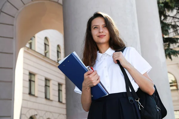 Eller, üniversite öğrencisi, bir okul bir klasörde tutarak kız öğrenci,