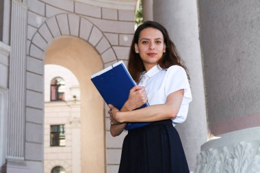 Eller, üniversite öğrencisi, bir okul bir klasörde tutarak kız öğrenci,