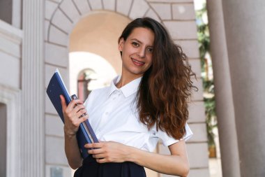 Eller, üniversite öğrencisi, bir okul bir klasörde tutarak kız öğrenci,