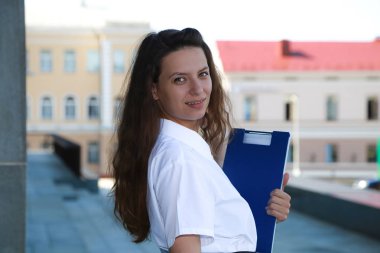 Eller, üniversite öğrencisi, bir okul bir klasörde tutarak kız öğrenci,