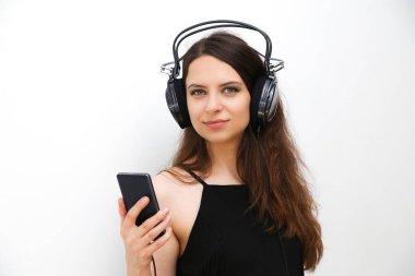 Kulaklık Beyaz bir arka plan üzerinde dans kızı