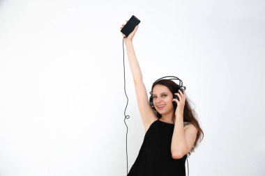 Kulaklık Beyaz bir arka plan üzerinde dans kızı