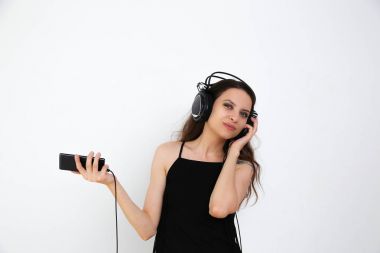 Kulaklık Beyaz bir arka plan üzerinde dans kızı