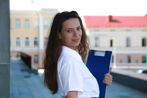 Eller, üniversite öğrencisi, bir okul bir klasörde tutarak kız öğrenci,