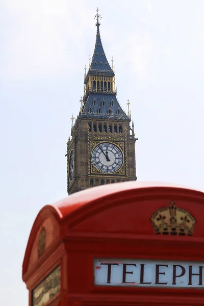 Cabina telefonica di Londra di fronte a Big Ben e le case del parlamento in Inghilterra — Foto Stock