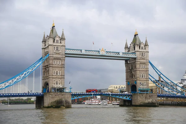 London Tower Bridge Londra'da Thames Nehri üzerinde.