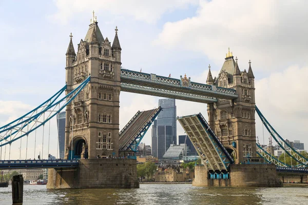 London Tower Bridge Londra'da Thames Nehri üzerinde.