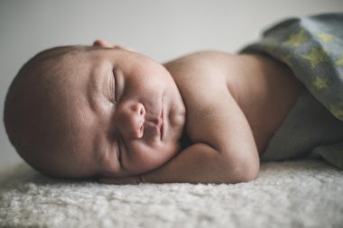 Yeni doğan bebek uyku portre yakın çekim