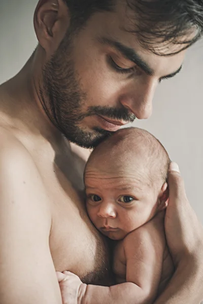 Portret kochającego Ojca z dzieckiem w domu. Sepia, stonowanych Obrazek Stockowy