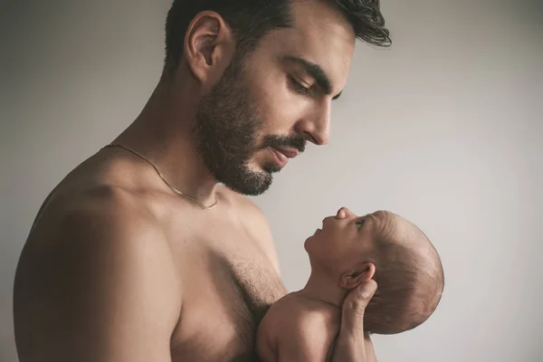 Portret kochającego Ojca z dzieckiem w domu. Sepia, stonowanych Zdjęcie Stockowe