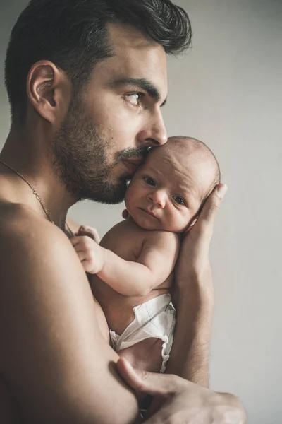 Portret kochającego Ojca z dzieckiem w domu. Sepia, stonowanych Zdjęcia Stockowe bez tantiem