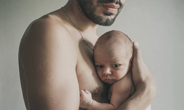 Portret kochającego Ojca z dzieckiem w domu. Sepia, stonowanych Obrazy Stockowe bez tantiem