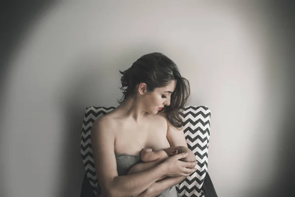 Młoda matka trzyma swoje nowo narodzone dziecko. Mama karmiąca dziecko. Obrazy Stockowe bez tantiem