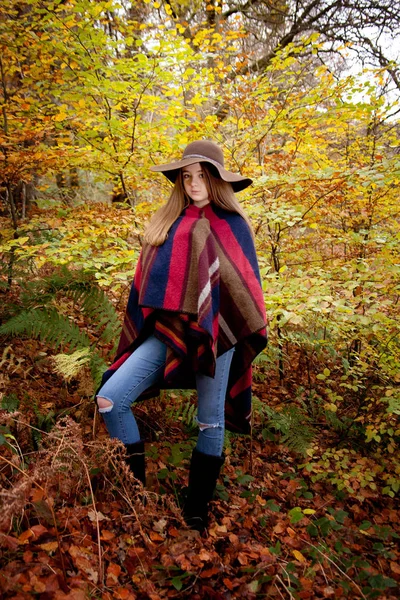 Jeune adolescente debout dans une forêt en automne — Photo