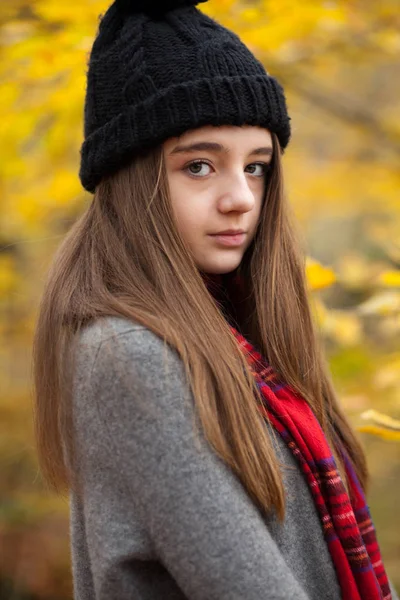 Retrato de uma adolescente bonita com cores outonais no fundo — Fotografia de Stock