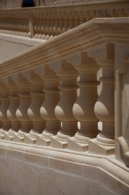 Tekrarlayan gölge ve ışık bir korkuluk