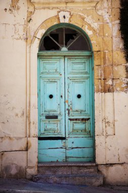 Boyanmış turkuaz kapı Gozo Malta