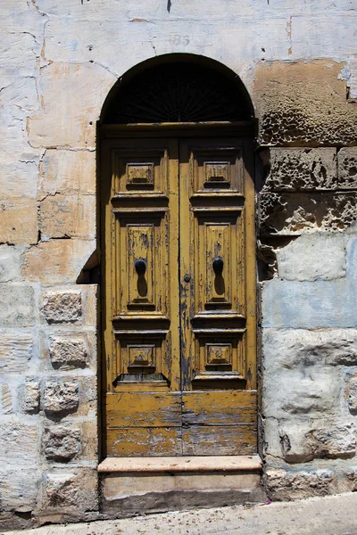 Ancienne porte d'entrée dans une maison en Europe — Photo