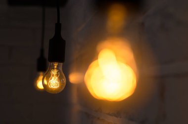 Tuğla duvar ve lambalar