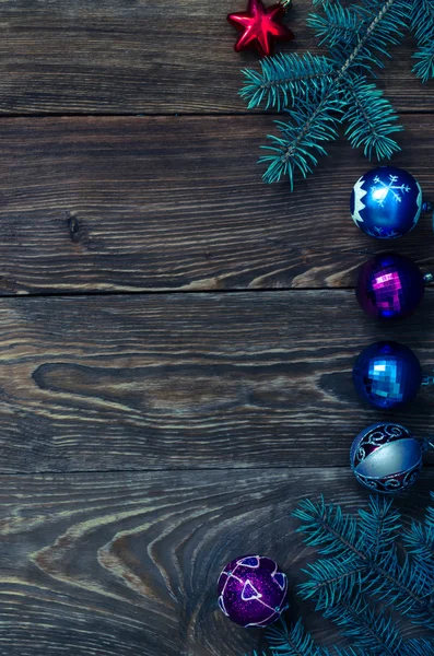 Ветви голубой ели и рождественские игрушки . — стоковое фото