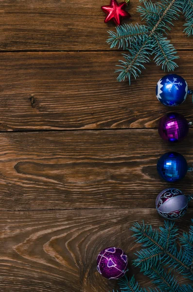 Takken van blauwe spar en Kerstmis speelgoed. — Stockfoto