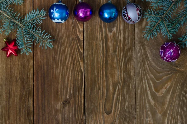 Zweige von Blaufichte und Weihnachtsspielzeug. — Stockfoto