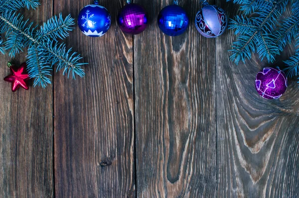 Zweige von Blaufichte und Weihnachtsspielzeug. — Stockfoto