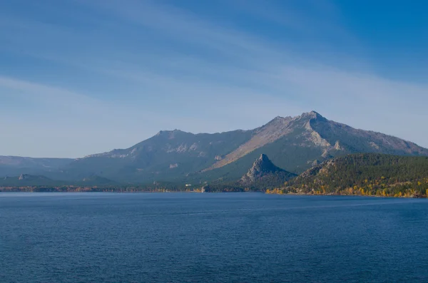Közepette a magas hegyek a tó. — Stock Fotó