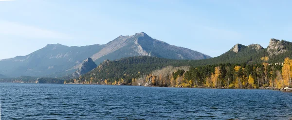 Közepette a magas hegyek a tó. — Stock Fotó