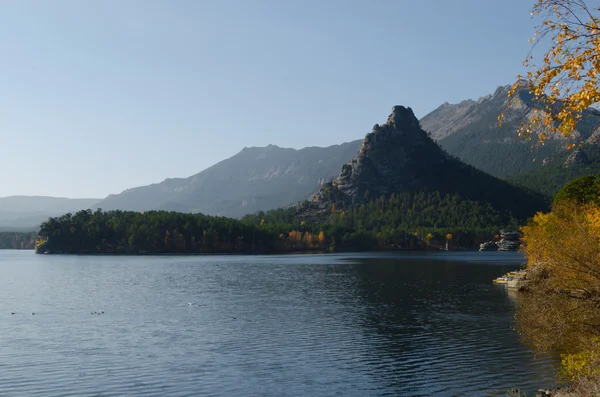 Озеро среди высоких гор . — стоковое фото