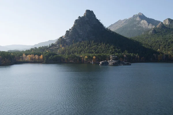 Озеро среди высоких гор . — стоковое фото
