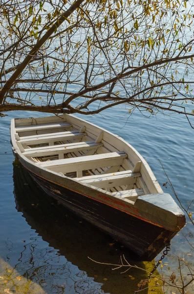 De boot in de buurt van de kust — Stockfoto