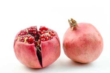 Olgun dilimlenmiş nar.