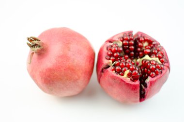 Olgun dilimlenmiş nar.