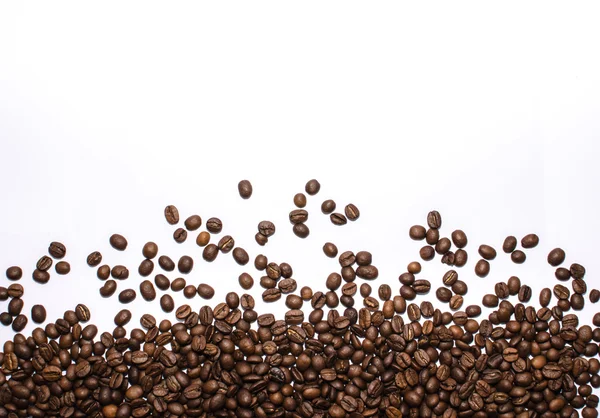 Granos de café sobre blanco . — Foto de Stock