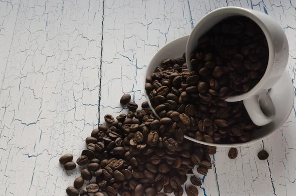Кружка с кофейными зёрнами . — стоковое фото
